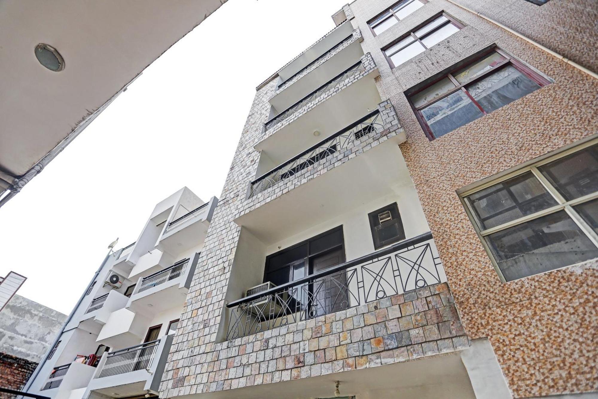 ホテル Collection O Agniv Residency Near Saket Metro ニューデリー エクステリア 写真