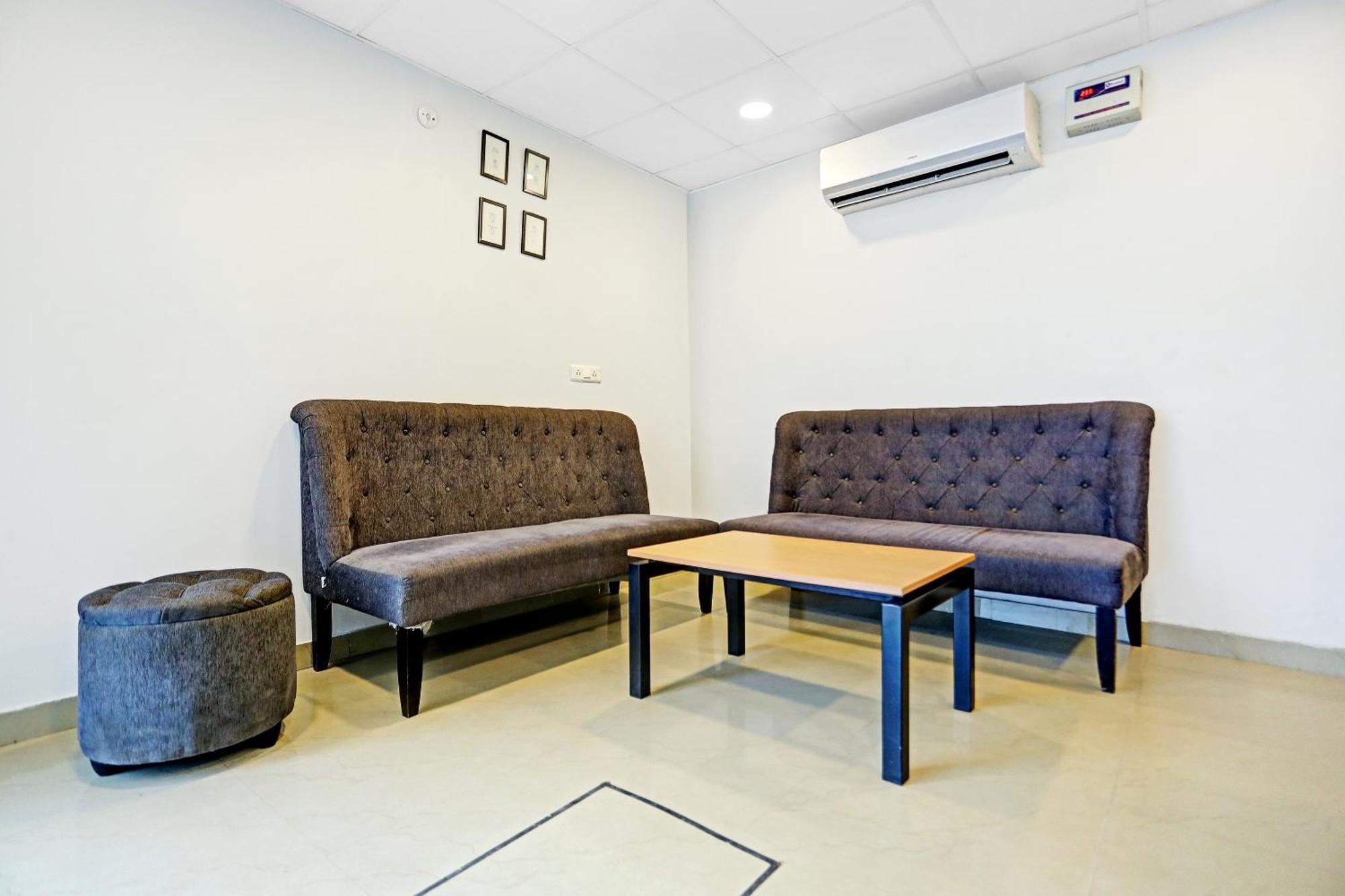 ホテル Collection O Agniv Residency Near Saket Metro ニューデリー エクステリア 写真