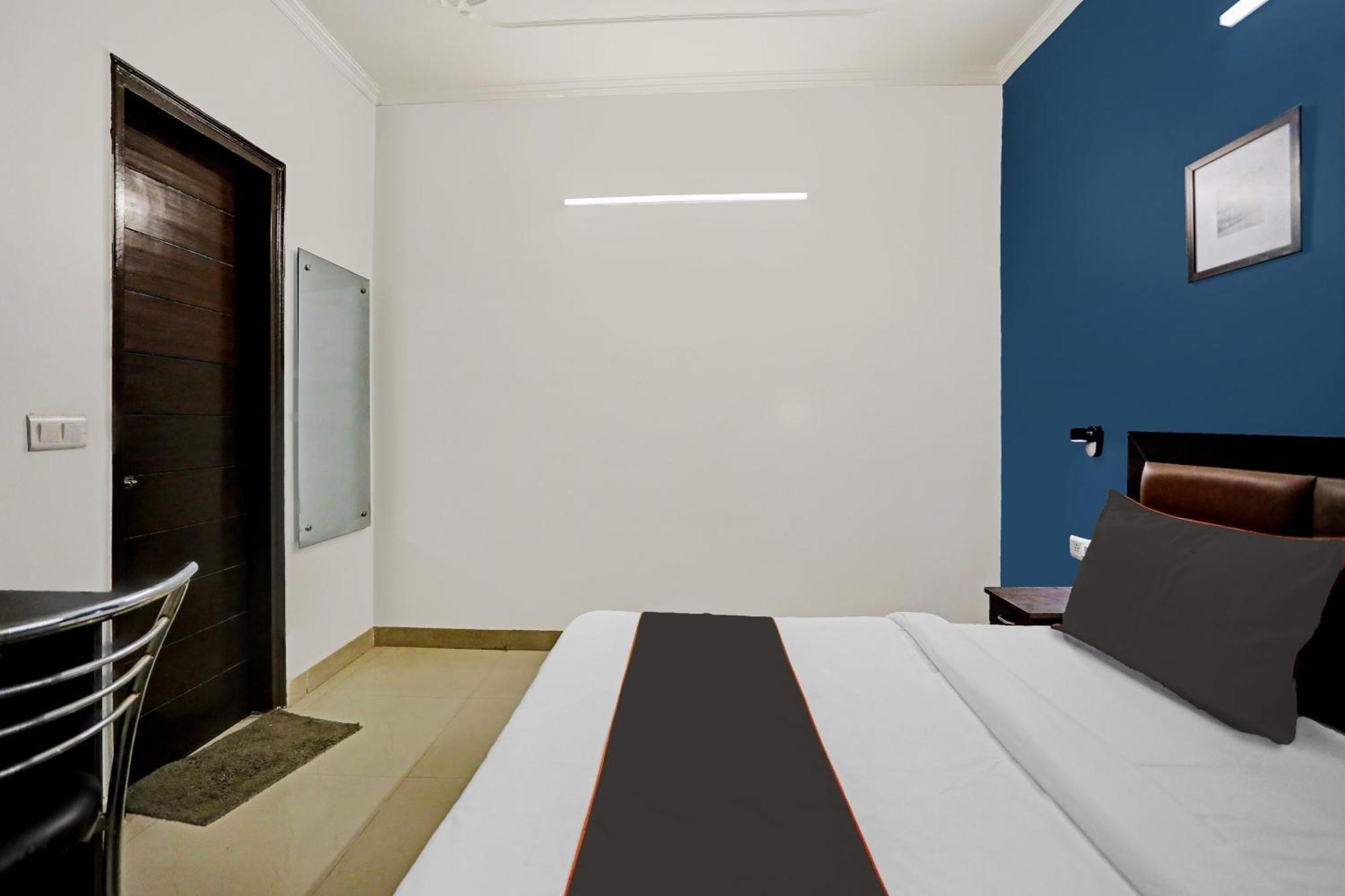 ホテル Collection O Agniv Residency Near Saket Metro ニューデリー エクステリア 写真